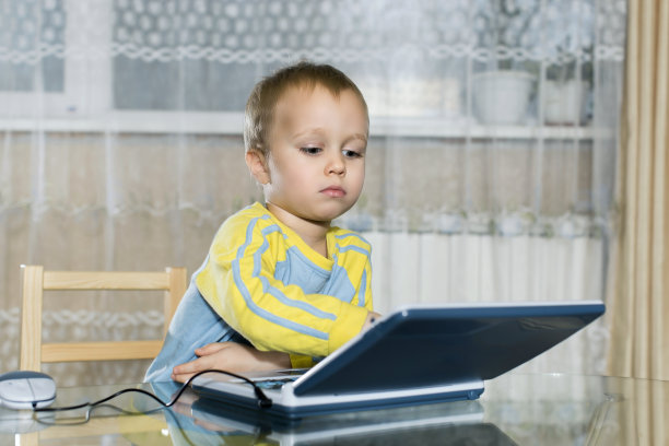 一个孩子在用儿童游戏电脑图片下载