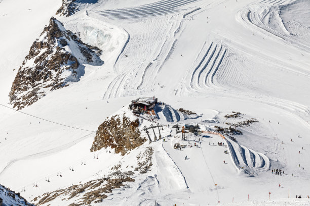 阿尔卑斯山的冬季景观图片下载