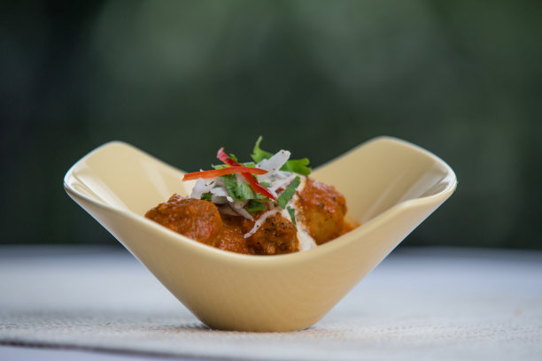 配辣酱的肉丸放在盘子里。肉丸咖喱图片下载