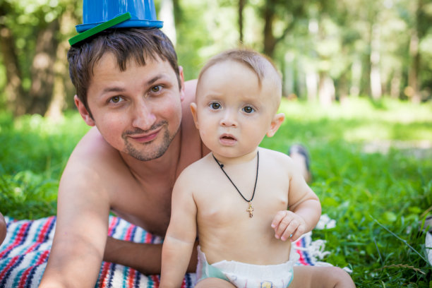 快乐的年轻父亲花时间与他的小儿子在森林图片下载