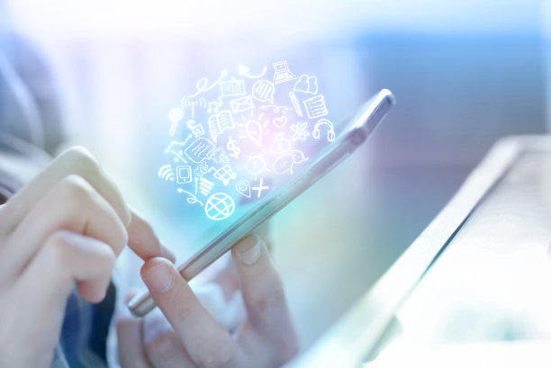 商人手持智能手机连接互联网和社交媒体图标图片下载