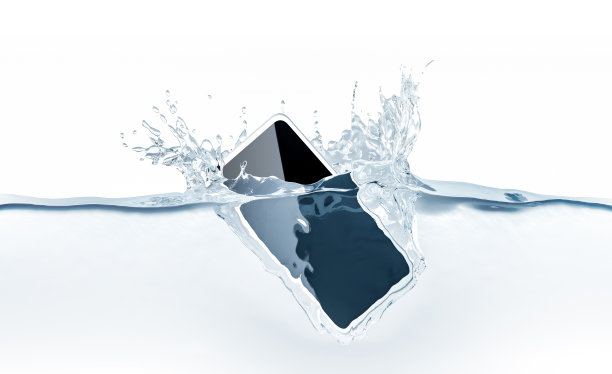 白色的新智能手机模型落入水中图片下载
