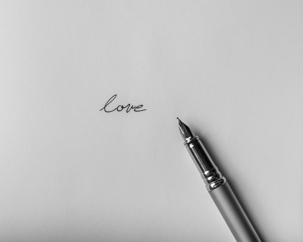 用钢笔写在纸上的“爱”字图片下载