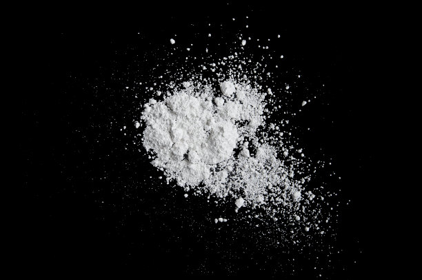 白色粉末孤立在黑色背景上，粉尘或粉末结构图片下载