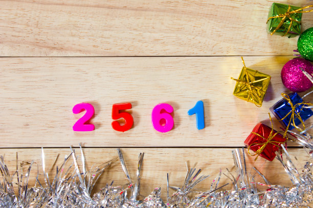 泰国风格编号2561铭文木背景，金盒，礼品。副本的空间。前视图。图片下载