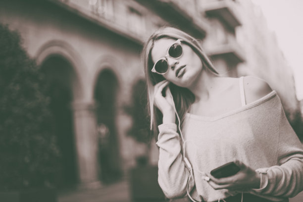 听音乐的漂亮女人图片下载