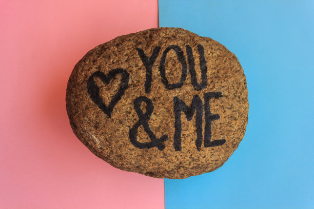 用石头上的一颗心写着你和我图片下载