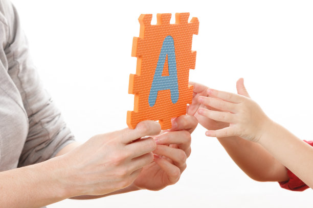 白色背景上的字母拼图图片下载