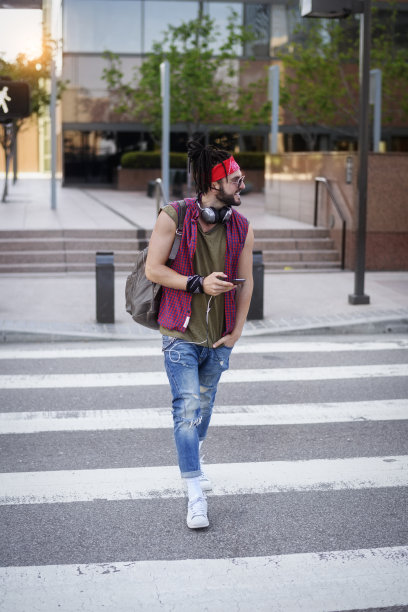 城里的年轻人图片下载