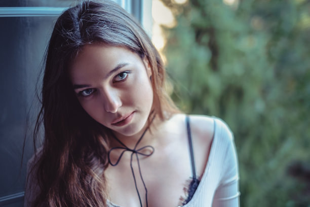 窗边有个绿眼睛女孩的画像图片下载