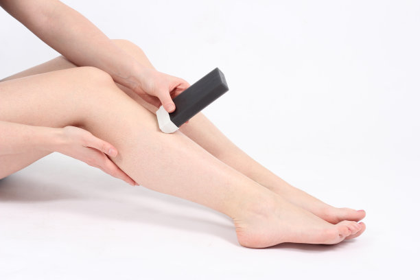 女孩给腿打蜡。图片下载