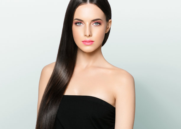 漂亮的黑发，长长的头发，粉红色的口红和指甲。图片下载