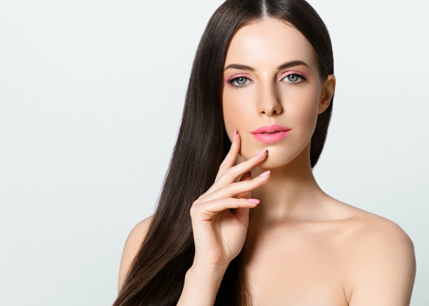 漂亮的黑发，长长的头发，粉红色的口红和指甲。图片下载