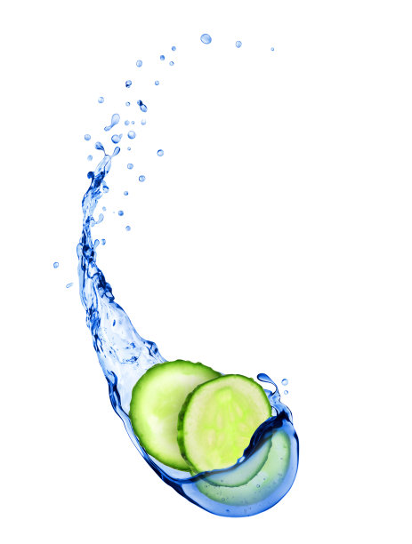 新鲜黄瓜片在水中飞溅，孤立在白色背景图片下载