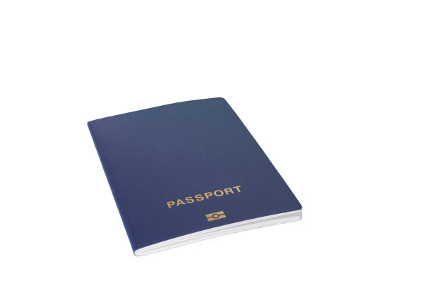 一张蓝色背景上有一架纸飞机的外国护照，孤立在白色背景上图片下载