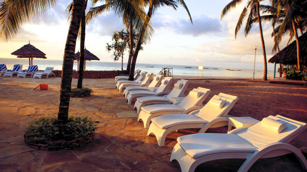 下午在热带地区的游泳池。Res图片下载