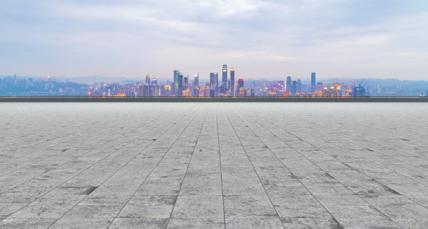 重庆的道路、地面和美丽的天际线图片下载