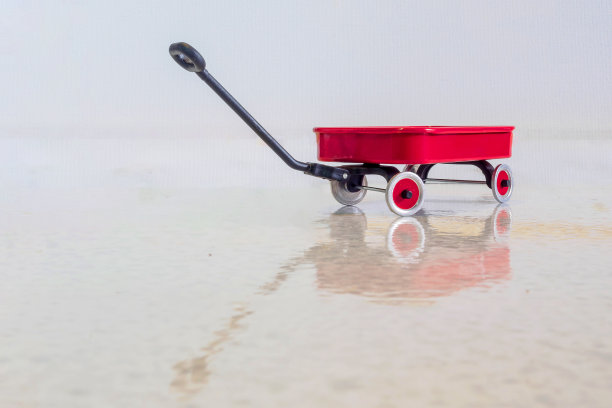 红色的无线电宣传车和反射图片下载