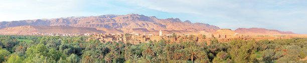 全景图来自摩洛哥山区的一个村庄，在摩洛哥千卡斯巴公路上。撒哈拉沙漠地区的绿洲图片下载