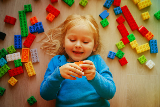 可爱的小女孩玩塑料积木图片下载