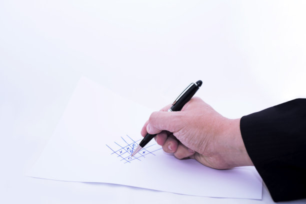 玩短剑和脚趾。抽象的图片图片下载