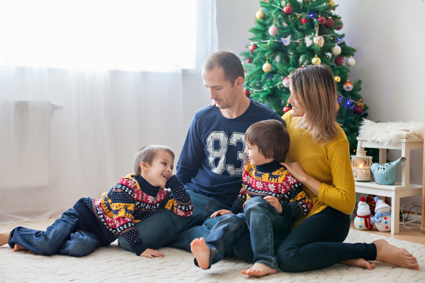 快乐家庭在家里玩，圣诞全家福图片下载