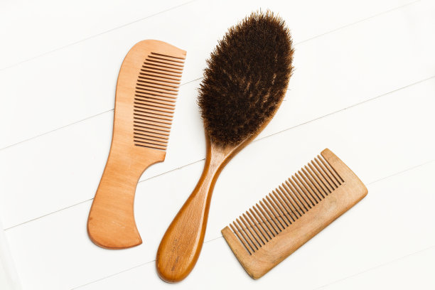 两个木头梳子图片下载