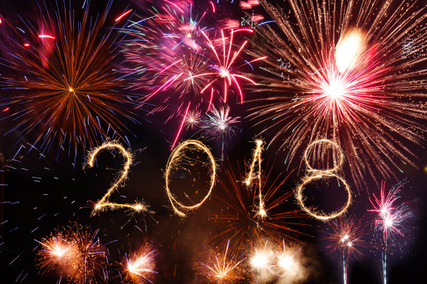 2018年新年快乐，黑色背景上闪耀烟花图片下载