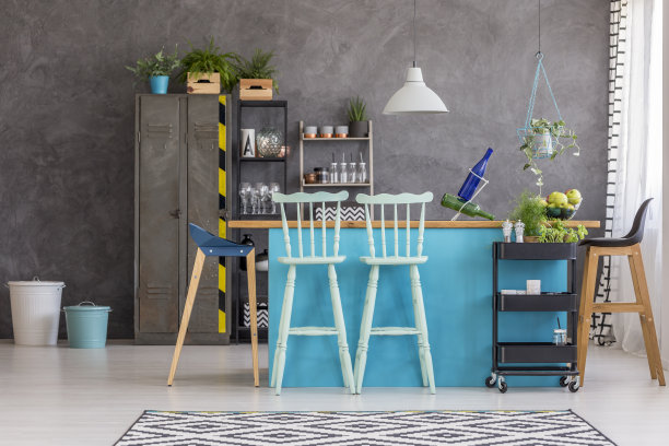 厨房岛与酒吧凳子图片下载