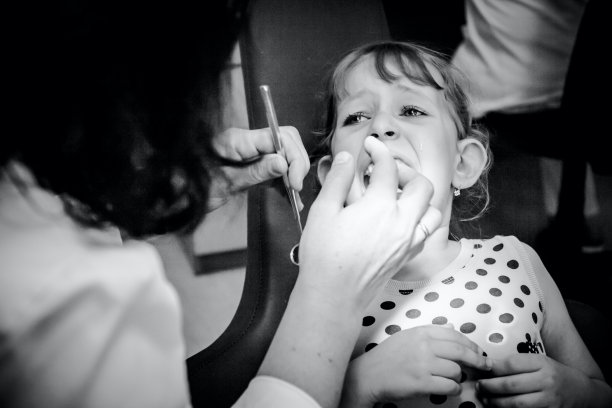 学龄前儿童在牙医诊所图片下载