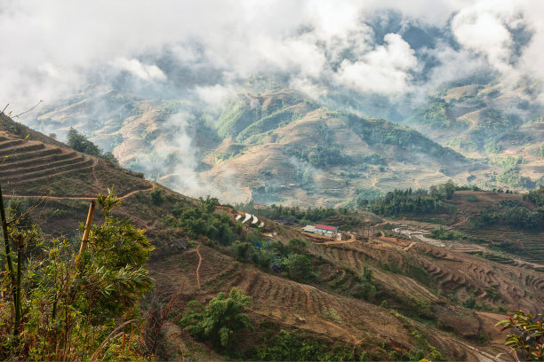 这是在越南北部老街省萨帕附近的潮湿季节，前往塔凡村的路上的典型景观。图片下载