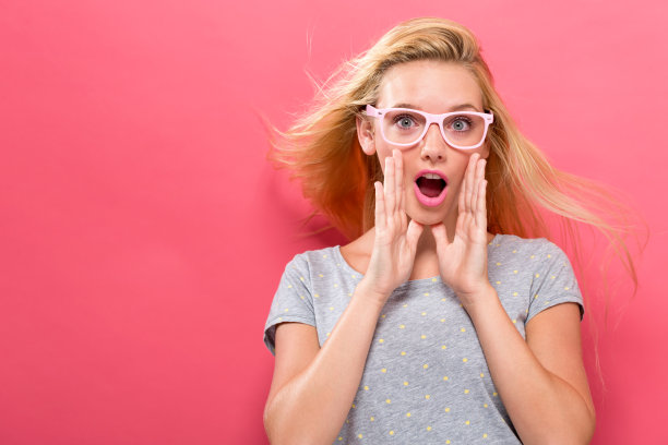 年轻女子在坚实的背景下大喊大叫图片下载