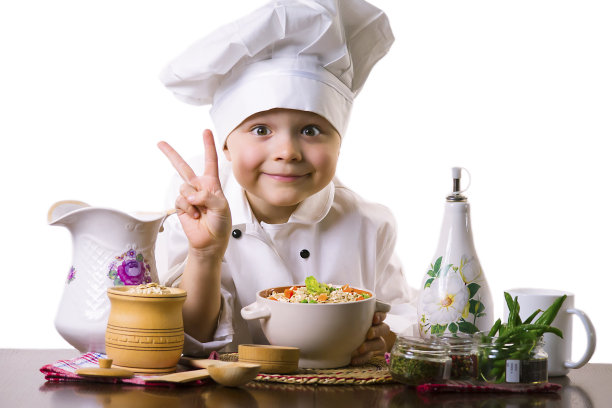 男厨师准备蔬菜粥图片下载