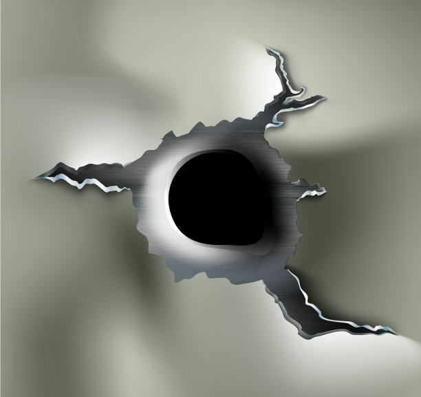 在透明背景上撕裂的金属上撕开的洞图片下载