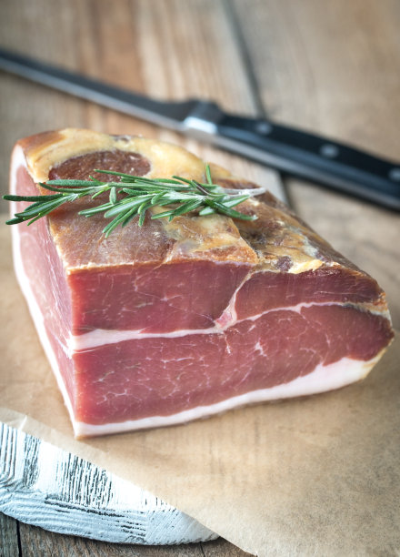 木板上放着鲜迷迭香熏火腿图片下载