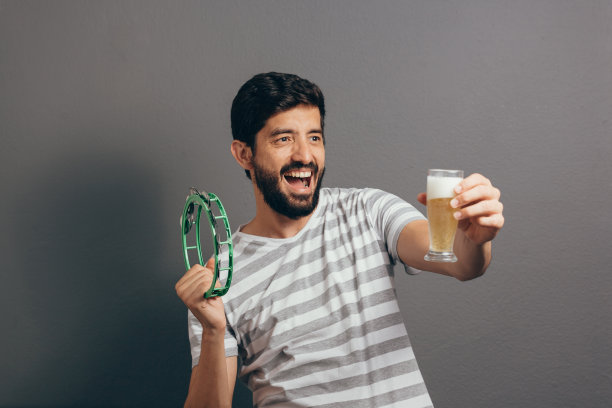 穿着狂欢节服装的巴西人的肖像图片下载