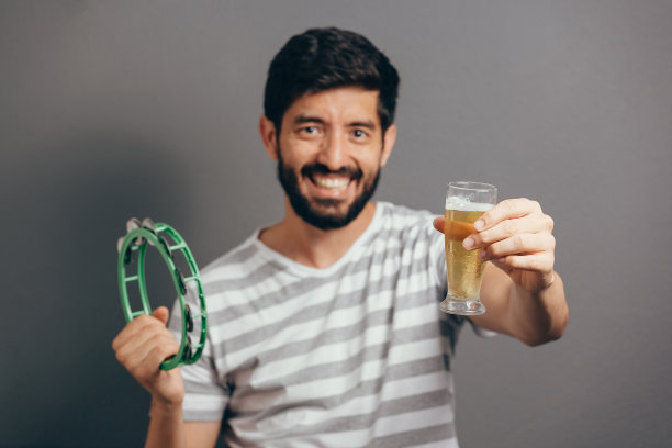 穿着狂欢节服装的巴西人的肖像图片下载