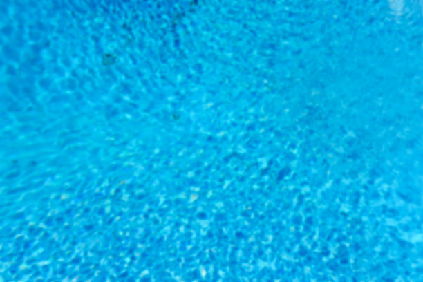 离焦背景与蓝色的水面游泳池图片下载