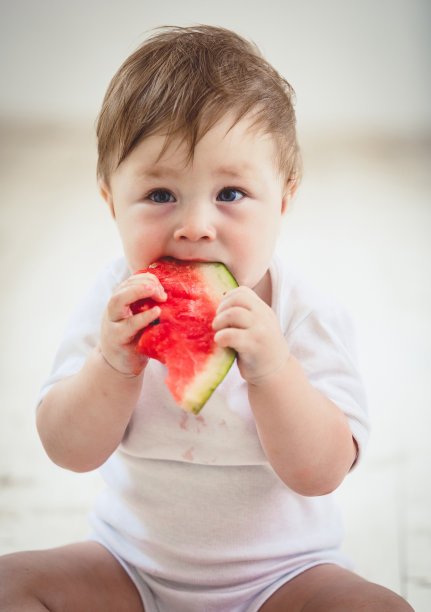 宝宝吃西瓜，宝宝断奶图片下载