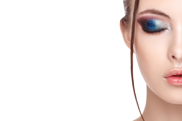 近半脸肖像的女孩完美的新鲜干净的皮肤，年轻的模特美丽迷人的化妆，湿润的效果在她的脸和身体，眼睛关闭，复制空间，你的文本这里，正面视图图片下载