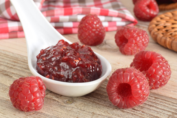 勺子里的覆盆子果酱图片下载