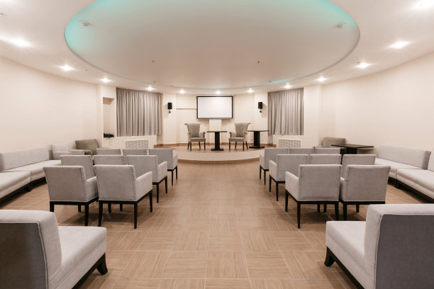 会议室里的一排椅子。空荡荡的会议室里的座位图片下载