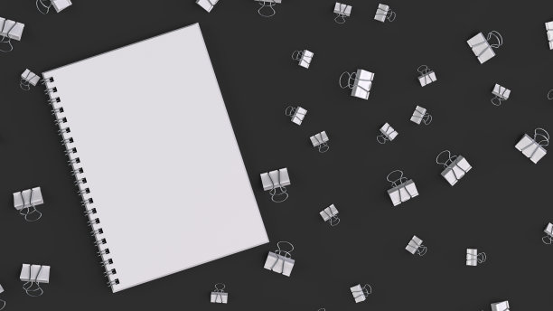 黑色桌子上有白色活页夹的空白螺旋笔记本图片下载