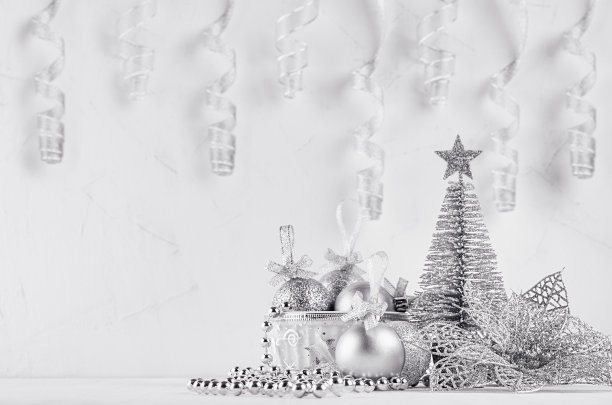 圣诞树，球，白色木板上的银光卷带。节日的家居装饰。图片下载