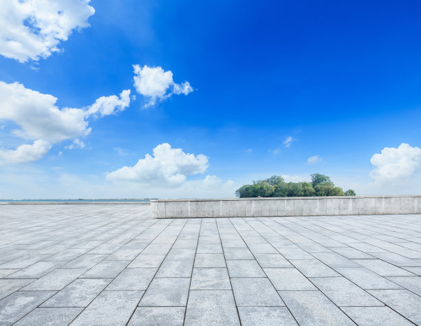 蓝天下的户外观景台和湖景图片下载