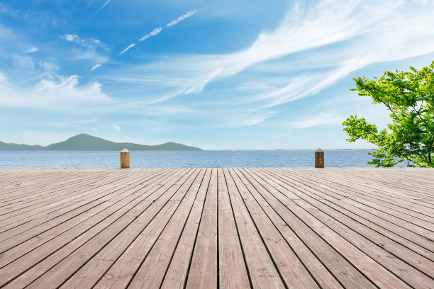 蓝天下的户外观景台和湖景图片下载