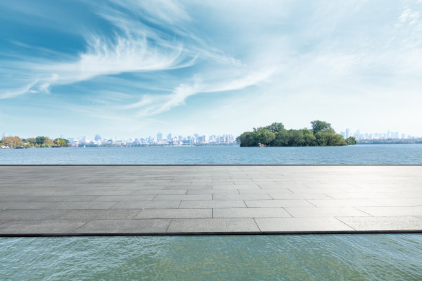 蓝天下的户外观景台和湖景图片下载