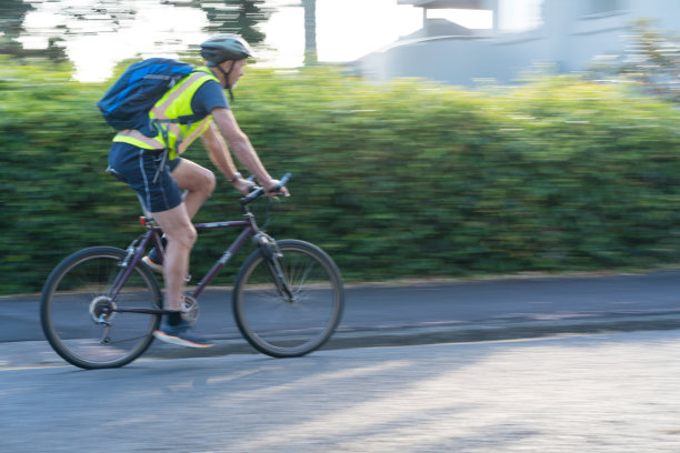 在郊区的街道上骑自行车图片下载