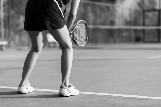 女子打网球，等待服务图片下载