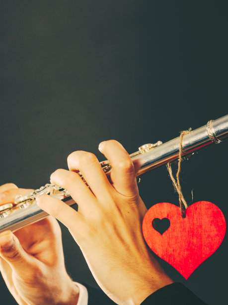 男长笛手，有长笛和心。爱的旋律图片下载